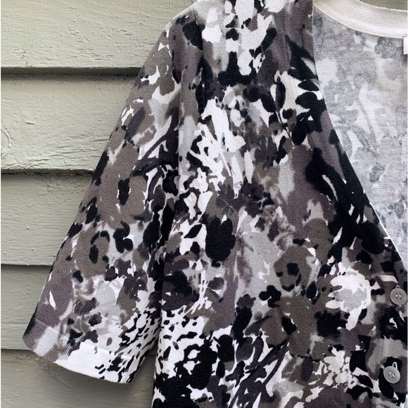 Short Sleeve V-neck Button Up Top by D & Co.  Size Medium. - Picture 3 of 8